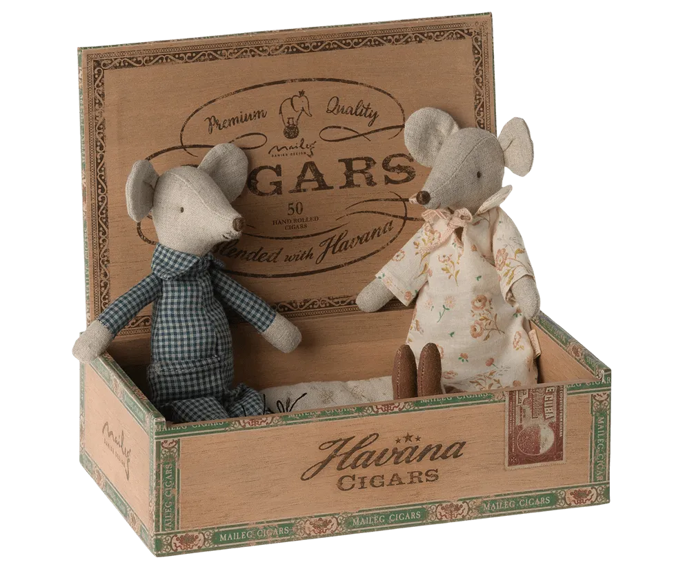 Maileg: Grandma & Grandpa Mice In Cigarbox