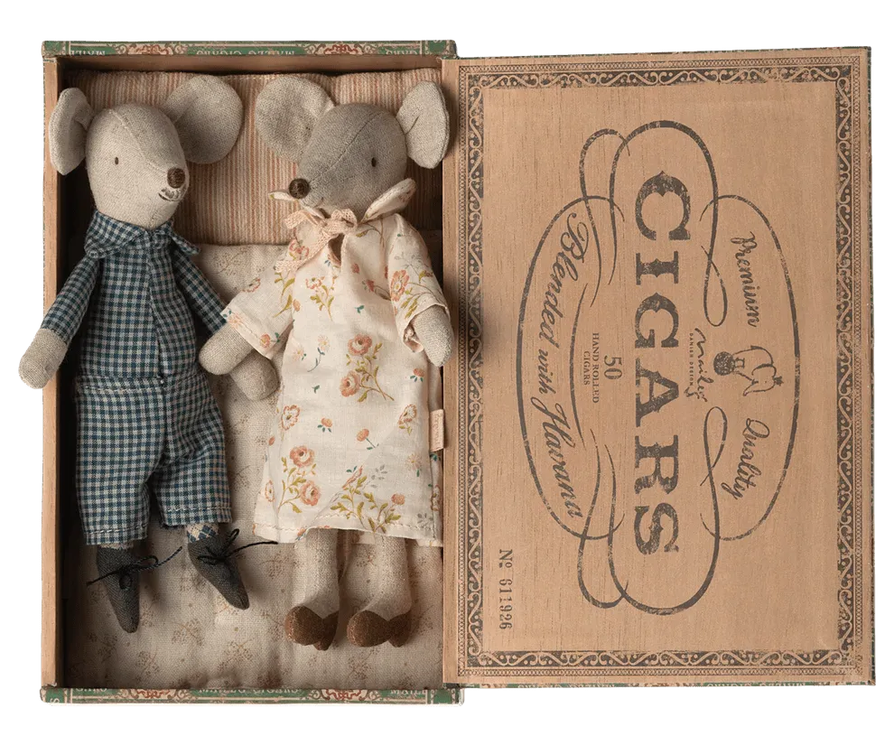 Maileg: Grandma & Grandpa Mice In Cigarbox