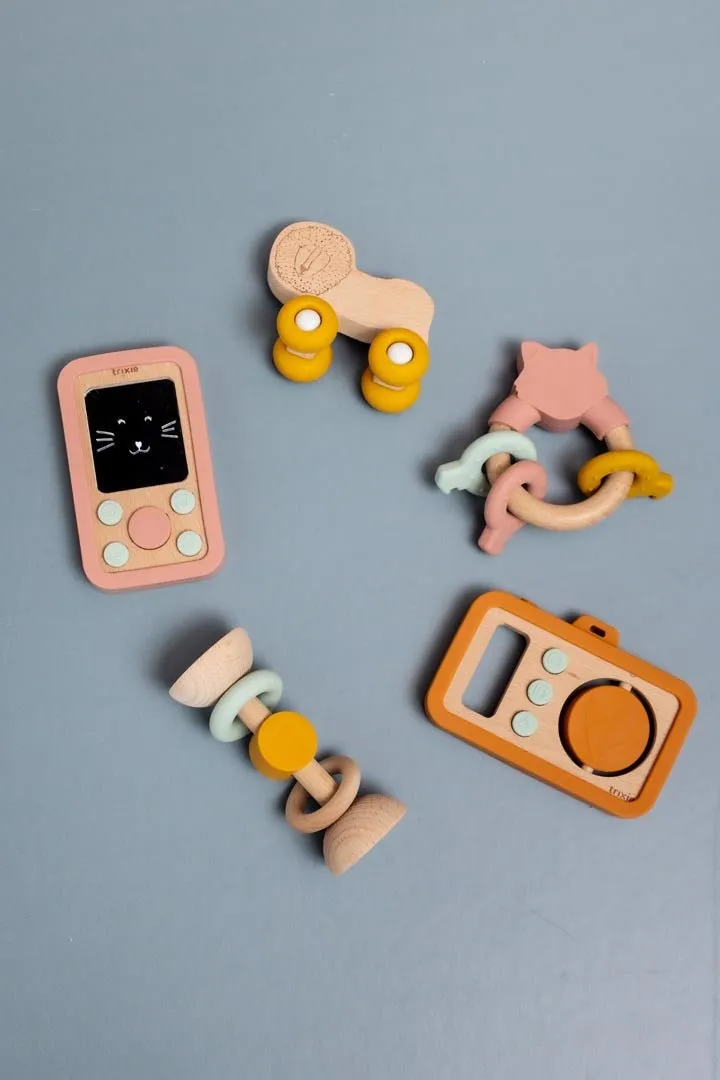Trixie: Wooden silicone activity ring - Mrs. Cat